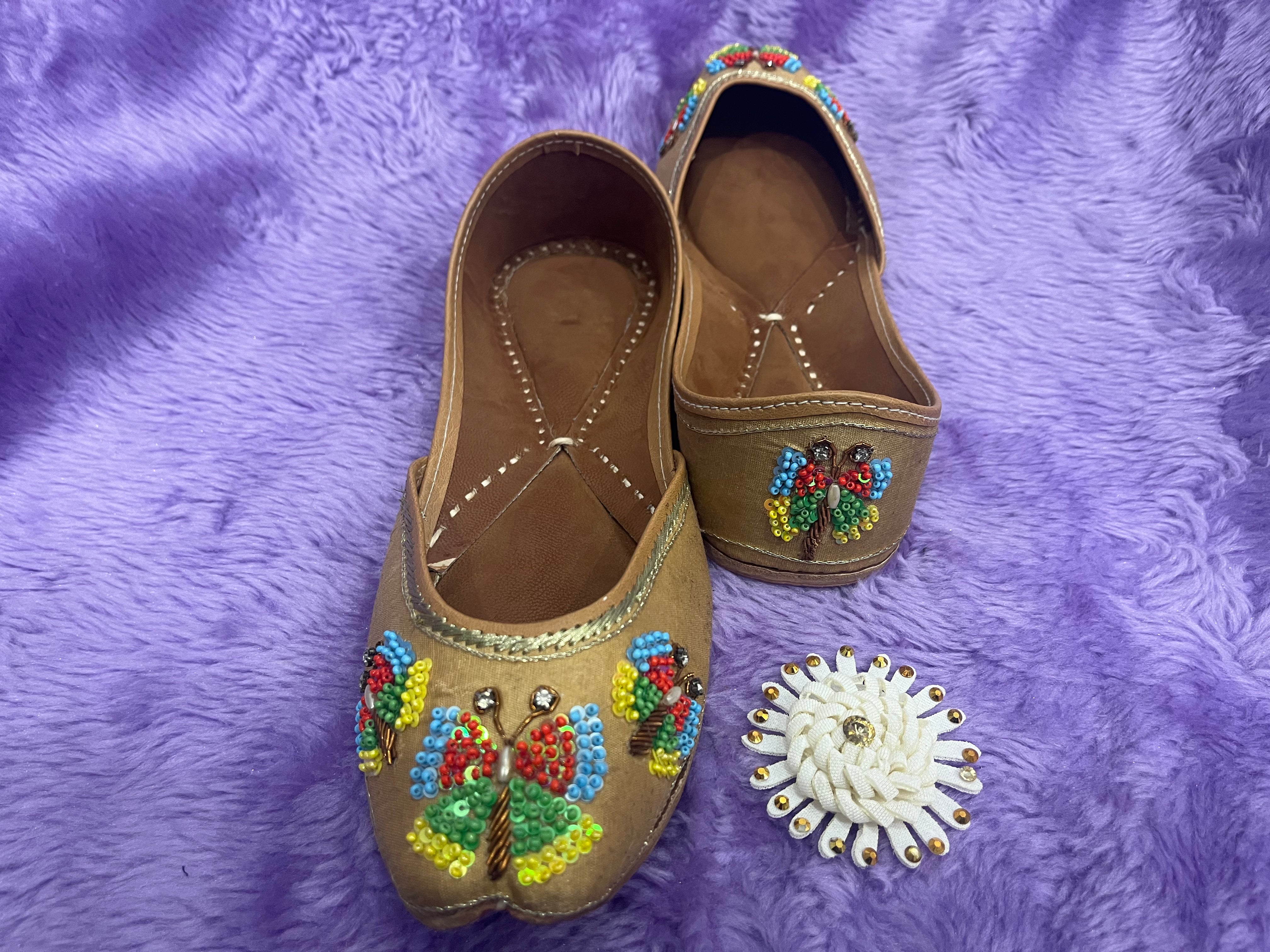 MULTISHADE BUTTERFLY PUNJABI JUTTI